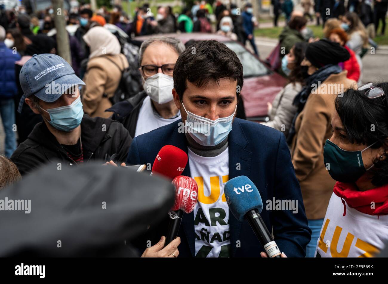 Madrid, Spanien. Februar 2021, 04th. Pablo Gomez Perpinya von der Partei Mas Madrid spricht mit der Presse und unterstützt einen Protest, der Strom in der Kleinstadt La Ca-ada Real fordert. Die Familien in der Kleinstadt mussten bereits seit mehr als 4 Monaten keinen Strom mehr haben, da das Versorgungsunternehmen (Naturgy) den Strom mit der Behauptung abtrennte, dass er für den Anbau von Marihuana verwendet würde. Quelle: Marcos del Mazo/Alamy Live News Stockfoto