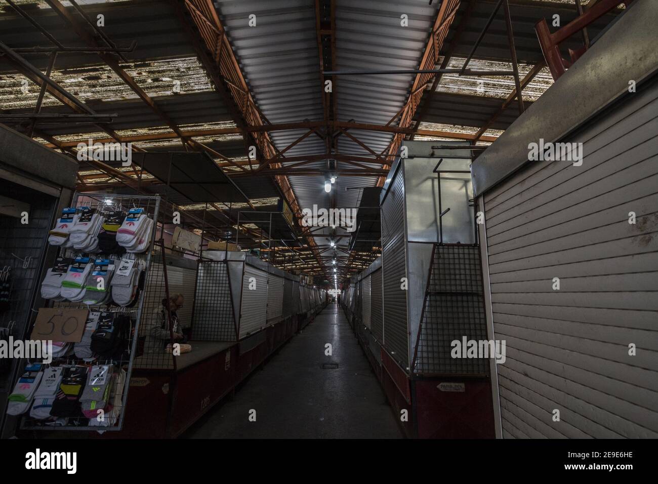 SUBOTICA, SERBIEN - 17. NOVEMBER 2020: Verkaufsstände und Boutiquen fast alle geschlossen in einer verlassenen Gasse der Subotica Buvljak Green Market, während der Coro überfüllt Stockfoto