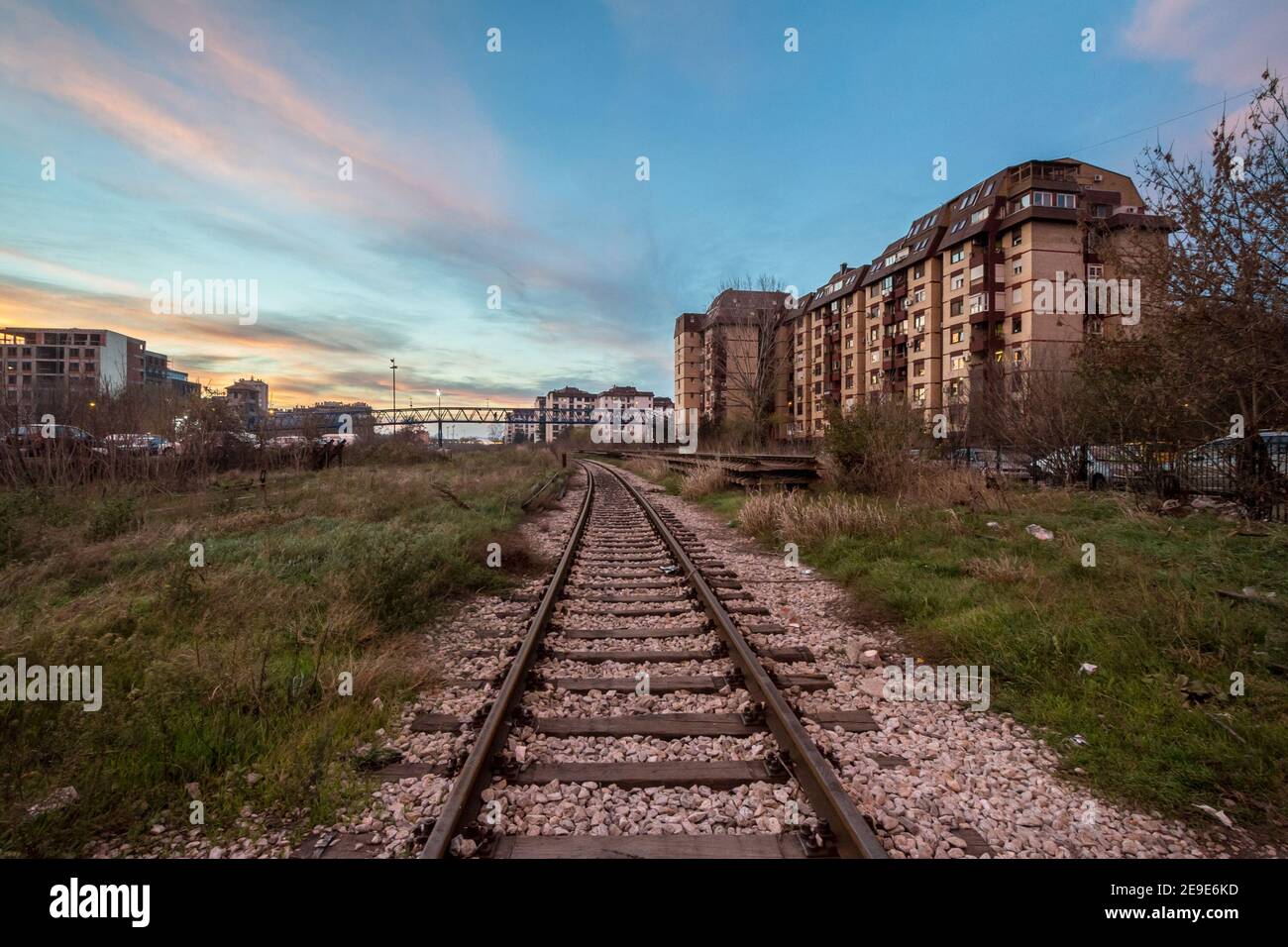 Städtische Industrielandschaft in der Dämmerung, in einem Sonnenuntergang Abend, in Belgrad, Serbien, mit einer einzigen Eisenbahnstrecke, die in der Mitte der Industrie, während Th Stockfoto