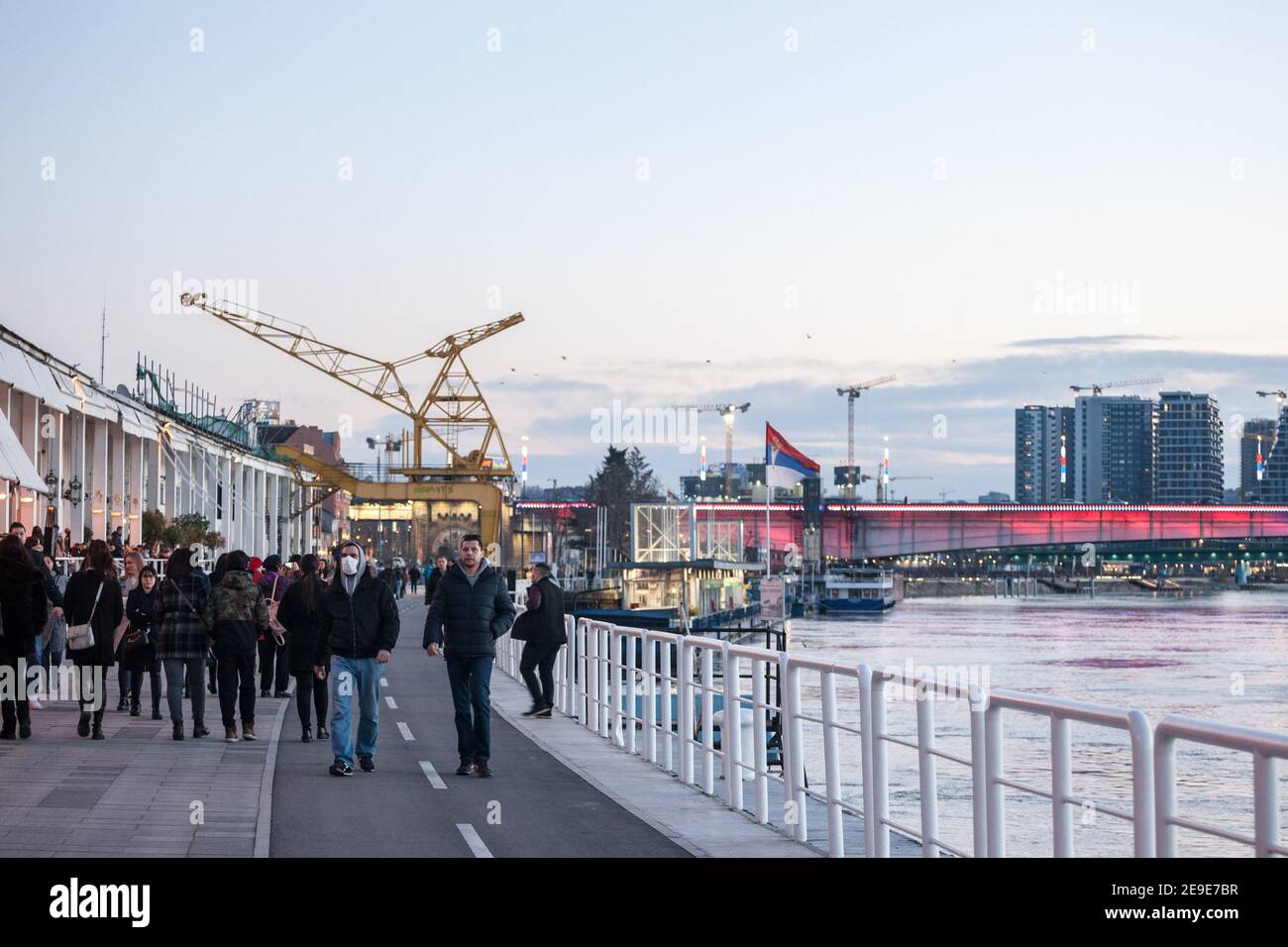 BELGRAD, SERBIEN - 2. JANUAR 2021: Junge Leute, zwei junge Männer, Freunde, gehen mit Gesichtsmaske Schutzausrüstung auf Coronavirus Covid 19 CIS Stockfoto