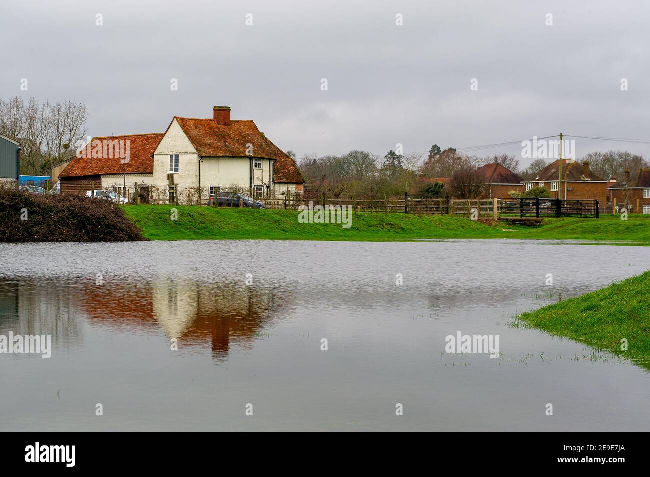 Dorney, Buckinghamshire, Großbritannien. 4th. Februar 2021. Reflections of Pigeon House Farm in Flutwasser. Nach einer längeren Regenperiode bleibt der Boden gesättigt und Teile des Dorney Common sind überflutet. Die nahe gelegene Strecke an der Themse ist nach wie vor ein Hochwasser-Warnhinweis. Es gab heute mehr sintflutartige Regenfälle, die der Situation nicht helfen werden. Quelle: Maureen McLean/Alamy Live News Stockfoto