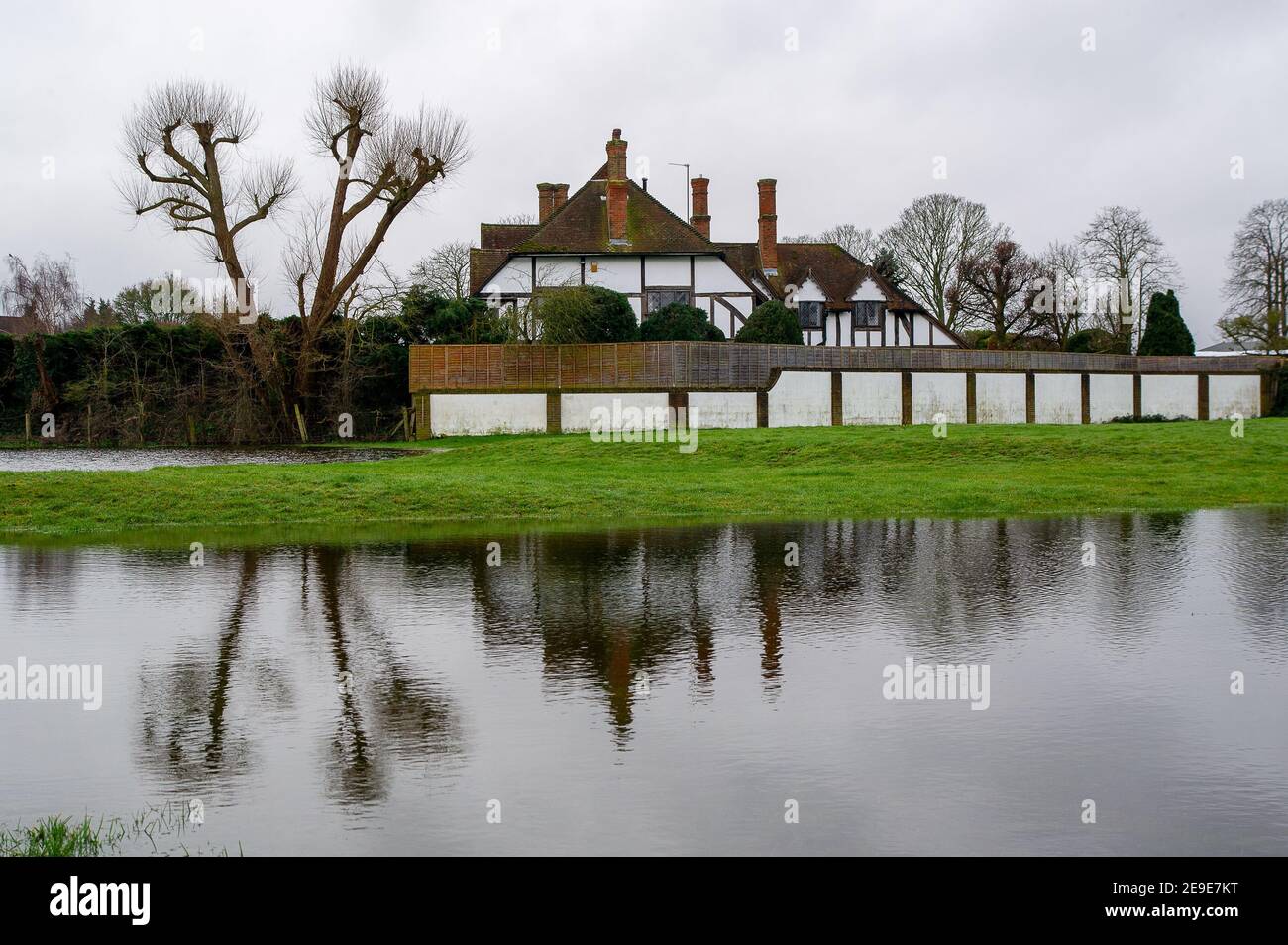 Dorney, Buckinghamshire, Großbritannien. 4th. Februar 2021. Nach einer längeren Regenperiode bleibt der Boden gesättigt und Teile des Dorney Common sind überflutet. Der nahe gelegene Teil der Themse bleibt weiterhin bei Hochwasser-Alarm. Es gab heute mehr sintflutartige Regenfälle, die der Situation nicht helfen werden. Quelle: Maureen McLean/Alamy Live News Stockfoto