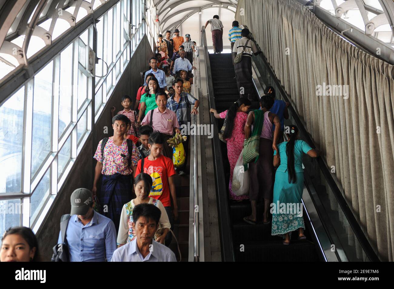 29,10.2015, Yangon, Republik der Union von Myanmar, Asien - Alltagsleben zeigt Einheimische auf einer Rolltreppe, die zu einer Fußgängerbrücke führt. Stockfoto