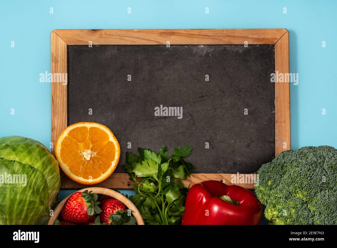 Hoch in Vitamin C Nahrung auf blauem Hintergrund Stockfoto