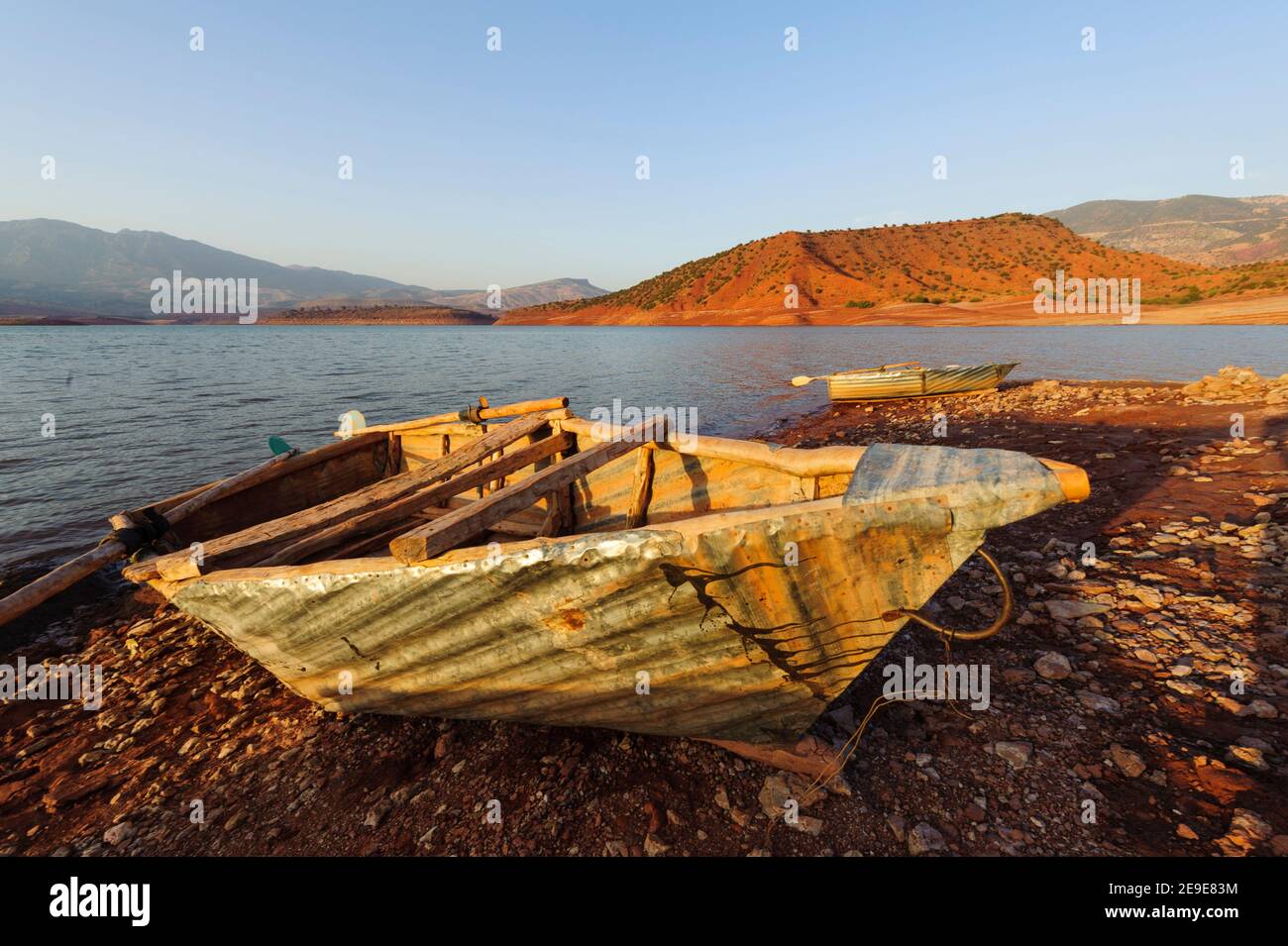 Primitive kleine Fischerboot am bin el Ouidane See. Marokko. Stockfoto