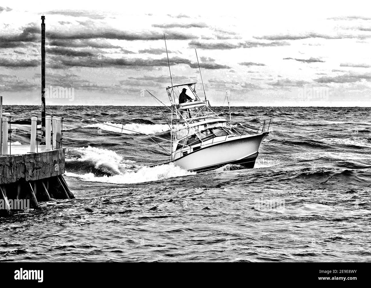 Motorboot in rauer See Stockfoto