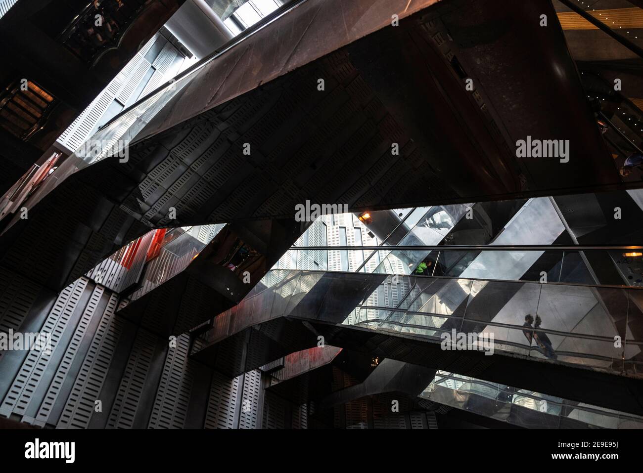 Innenraum des Bahnhofs Napoli Centrale, Neapel Hauptbahnhof, mit Menschen auf der Rolltreppe in Piazza Garibaldi, Neapel, Italien Stockfoto