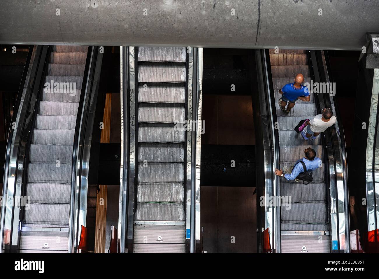 Überblick über das Innere des Bahnhofs Napoli Centrale, Neapel Hauptbahnhof, mit drei Männern auf der Rolltreppe in Piazza Garibaldi, Neapel, Stockfoto