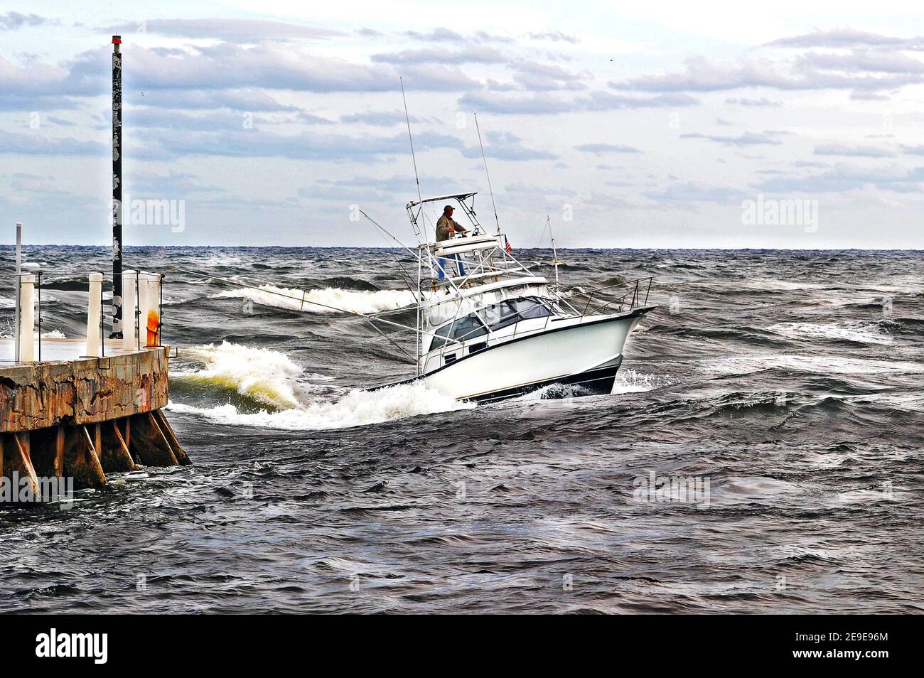 Motorboot in rauem Wasser Stockfoto