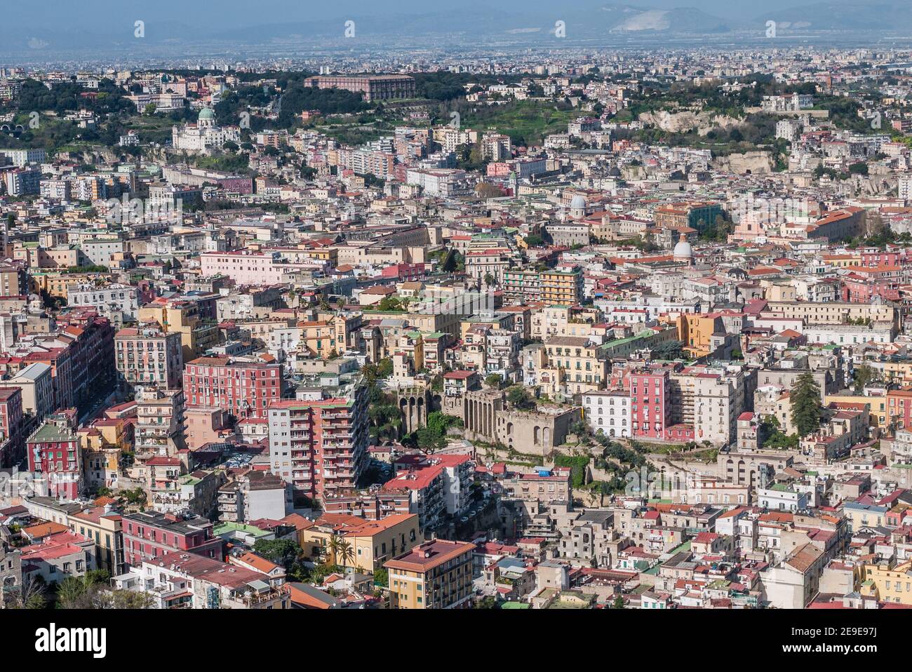 Panoramablick auf Neapel, im italienischen Neapel, von Castel Sant'Elmo auf Vomero, ist die regionale Hauptstadt von Kampanien und die drittgrößte Stadt Italiens Stockfoto