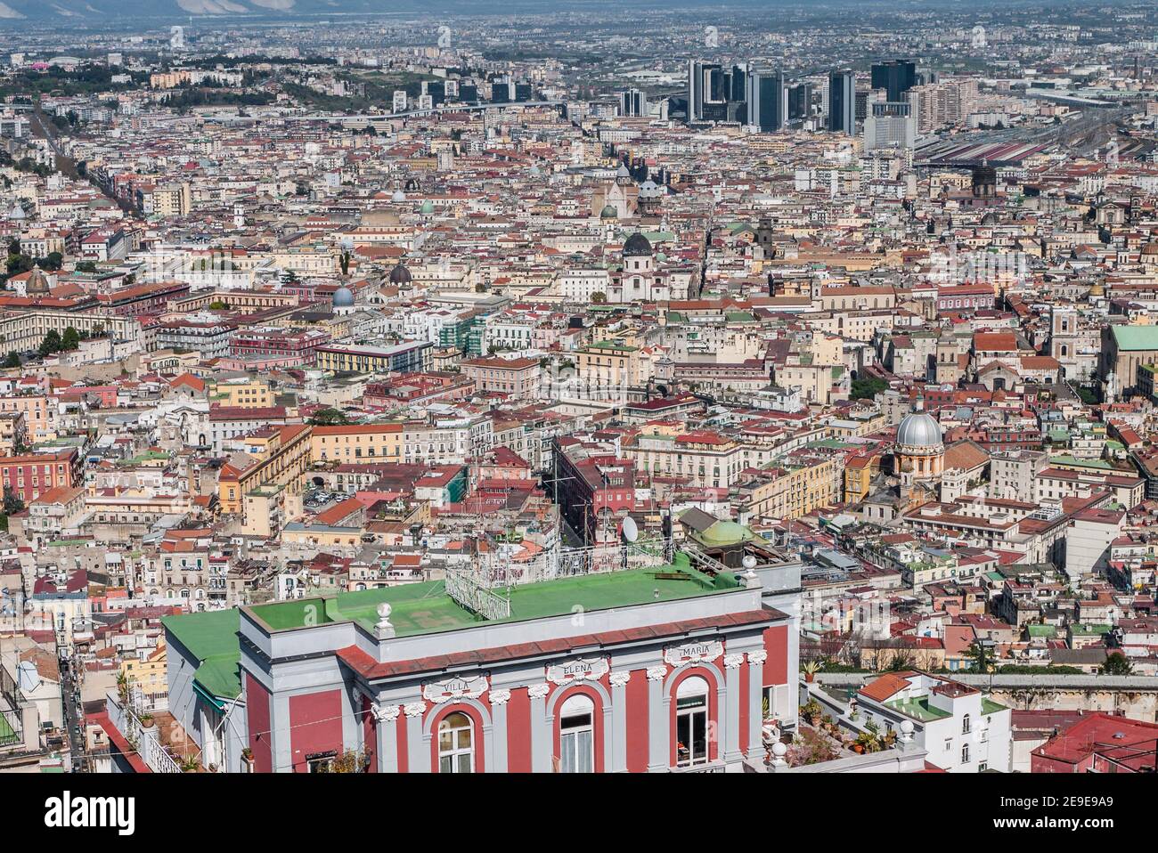 Panoramablick auf Neapel, im italienischen Neapel, von Castel Sant'Elmo auf Vomero, der regionalen Hauptstadt von Kampanien und der drittgrößten Stadt Italiens Stockfoto