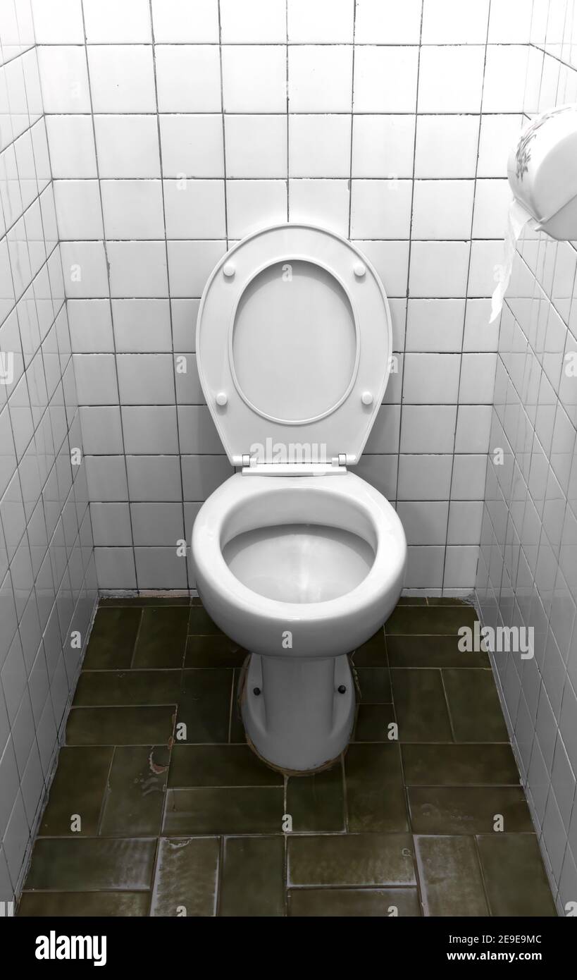 Retro-Toilette, weiße Toilette im Badezimmer, Keramik-Toilettenschüssel Stockfoto
