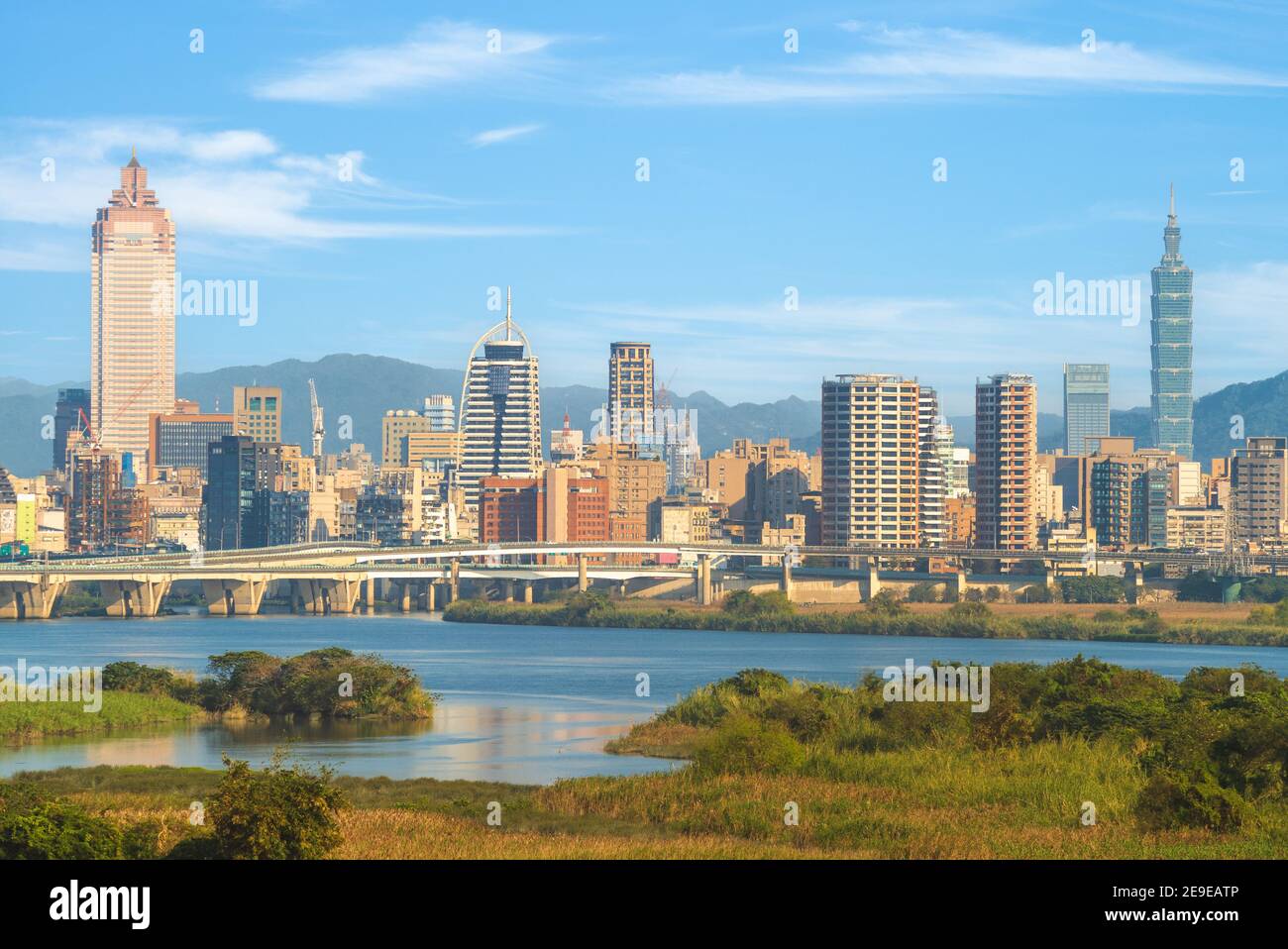 Landschaft von taipei Stadt am Fluss in taiwan Stockfoto