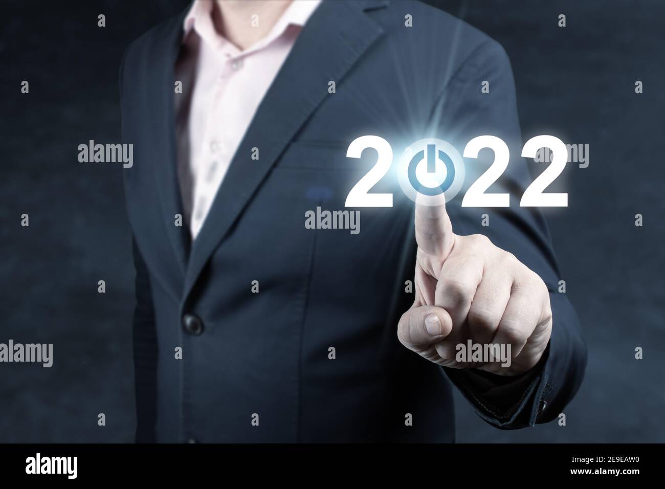 Geschäftsmann drücken 2022 Start-up-Geschäft. Drücken Sie die Start-Taste. Business und Technologie Ziel Ziele und Erfolg im neuen Jahr 2022 resolut Stockfoto