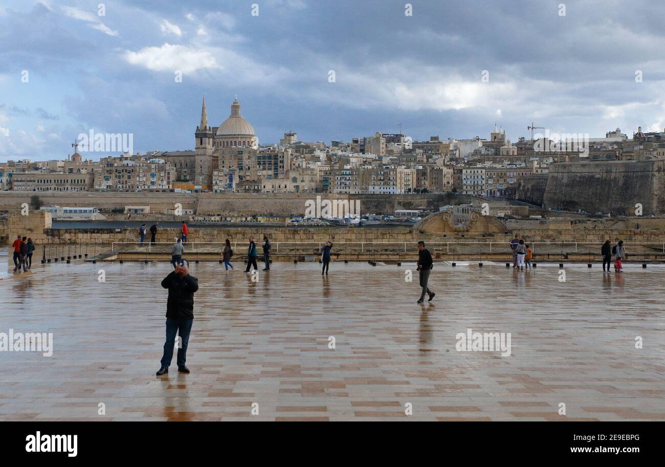 MARSAMXETT HAFEN, MALTA - Mar 08, 2020: Gesehen von Fort Manoel Parade Boden, unsere Dame des Mount Carmel Kirche prominente Kuppel, die Wände und Gebäude Stockfoto