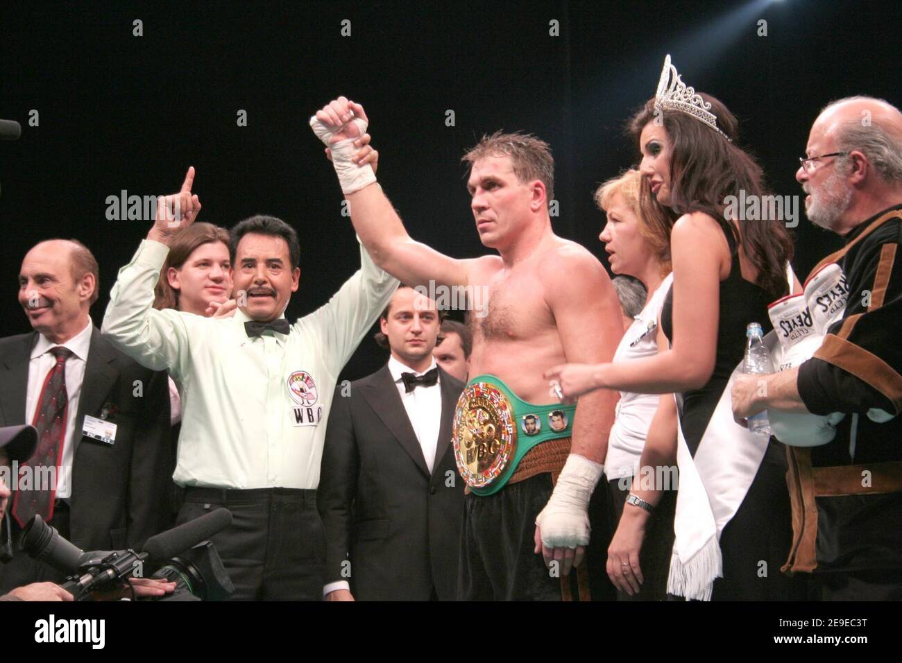 WBC-Schwergewichtsweltmeister Oleg Maskaev wird in Moskau am 10. Dezember 2006 zum Sieger über Ugandas Peter Okello erklärt. FOTO VON SAMSON OPUS....SAT Stockfoto