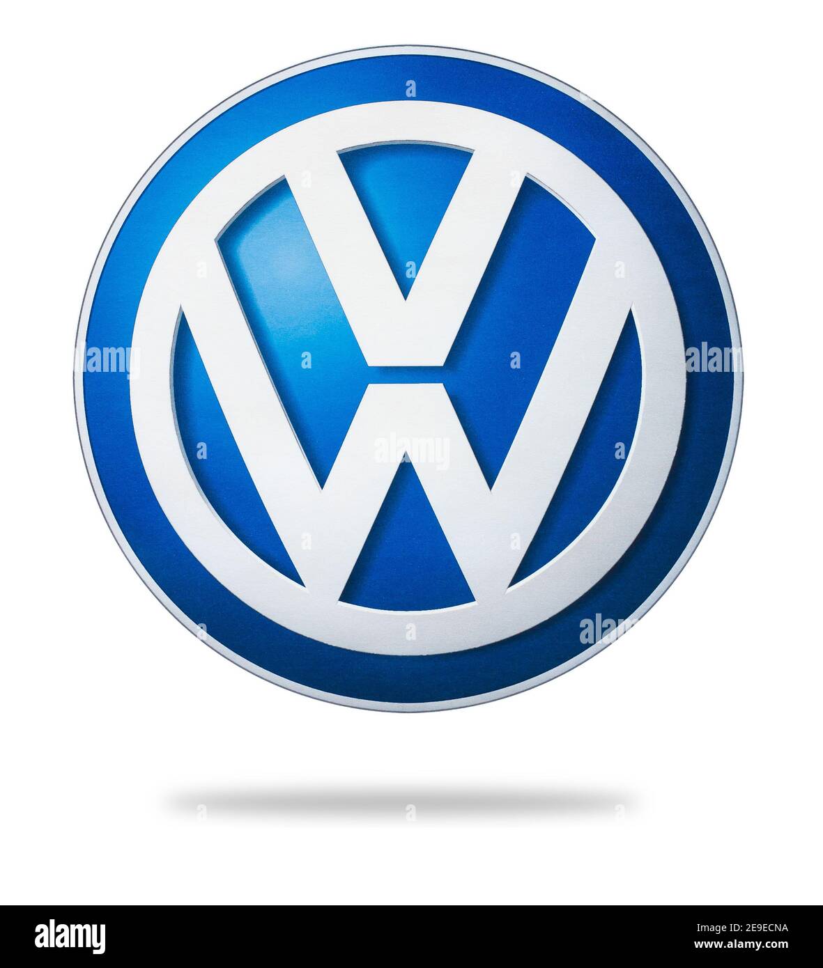 Foto des Volkswagen Logos auf Papier gedruckt. Volkswagen ist ein deutscher Automobilhersteller mit Sitz in Wolfsburg Stockfoto