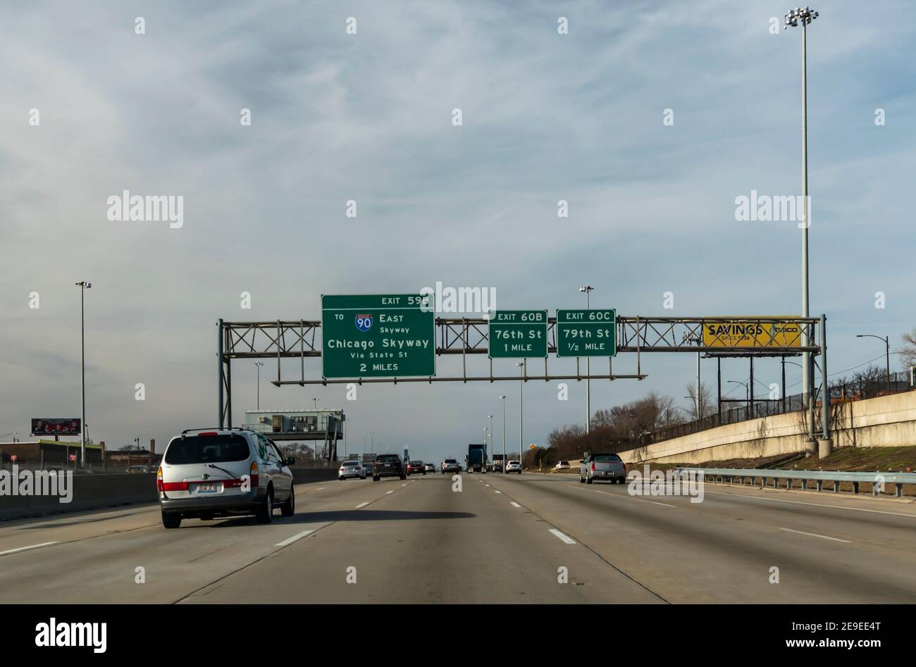 Chicago IL, USA - März 2019: Fahrt durch die Interstate 90 & 94 Stockfoto