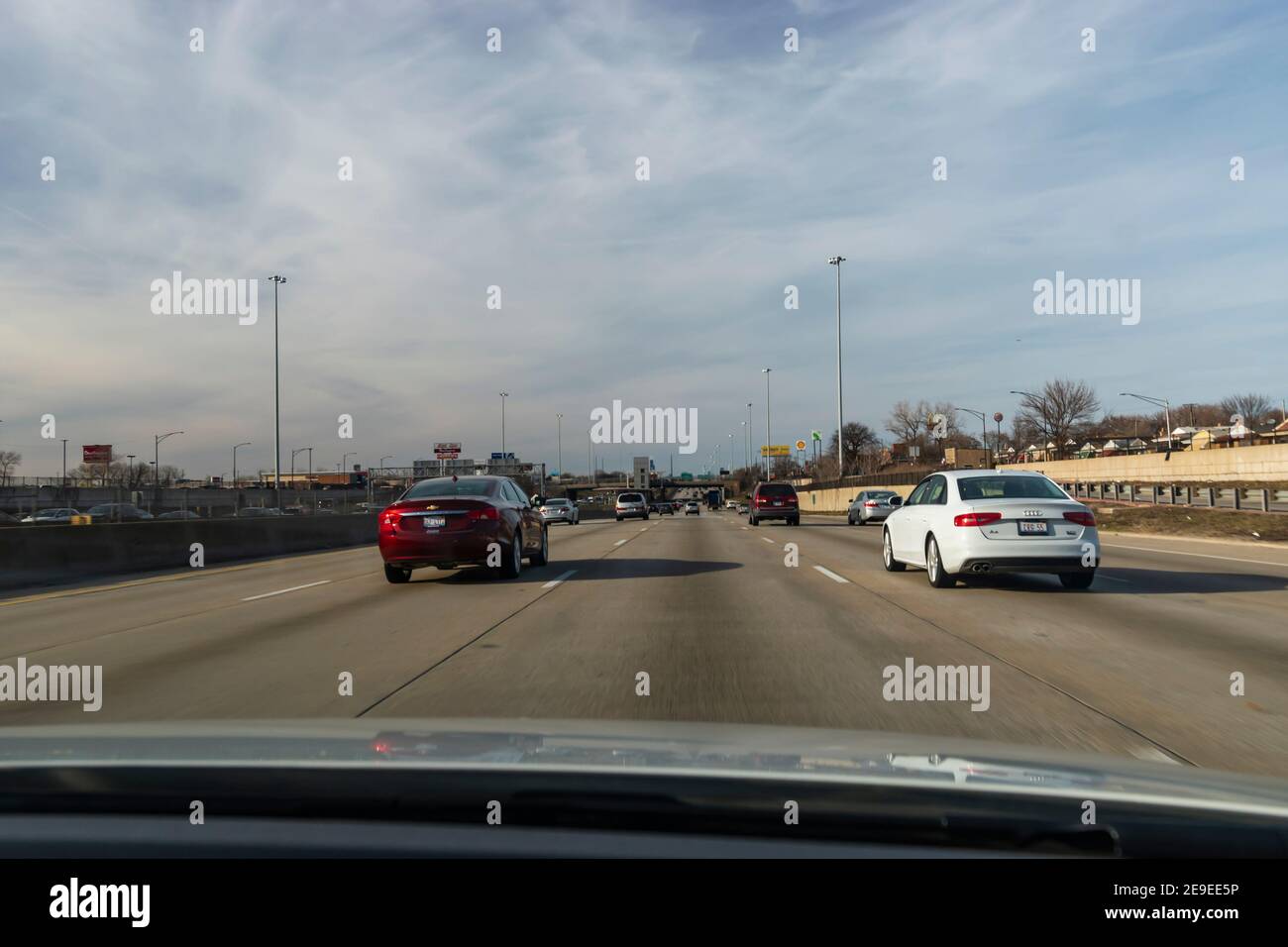 Chicago IL, USA - März 2019: Fahrt durch die Interstate 90 & 94 Stockfoto