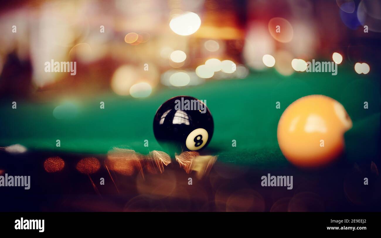 Billardkugel mit der Nummer acht auf einem grünen Billardtisch. Glücksspiel Spiel Billard. Stockfoto