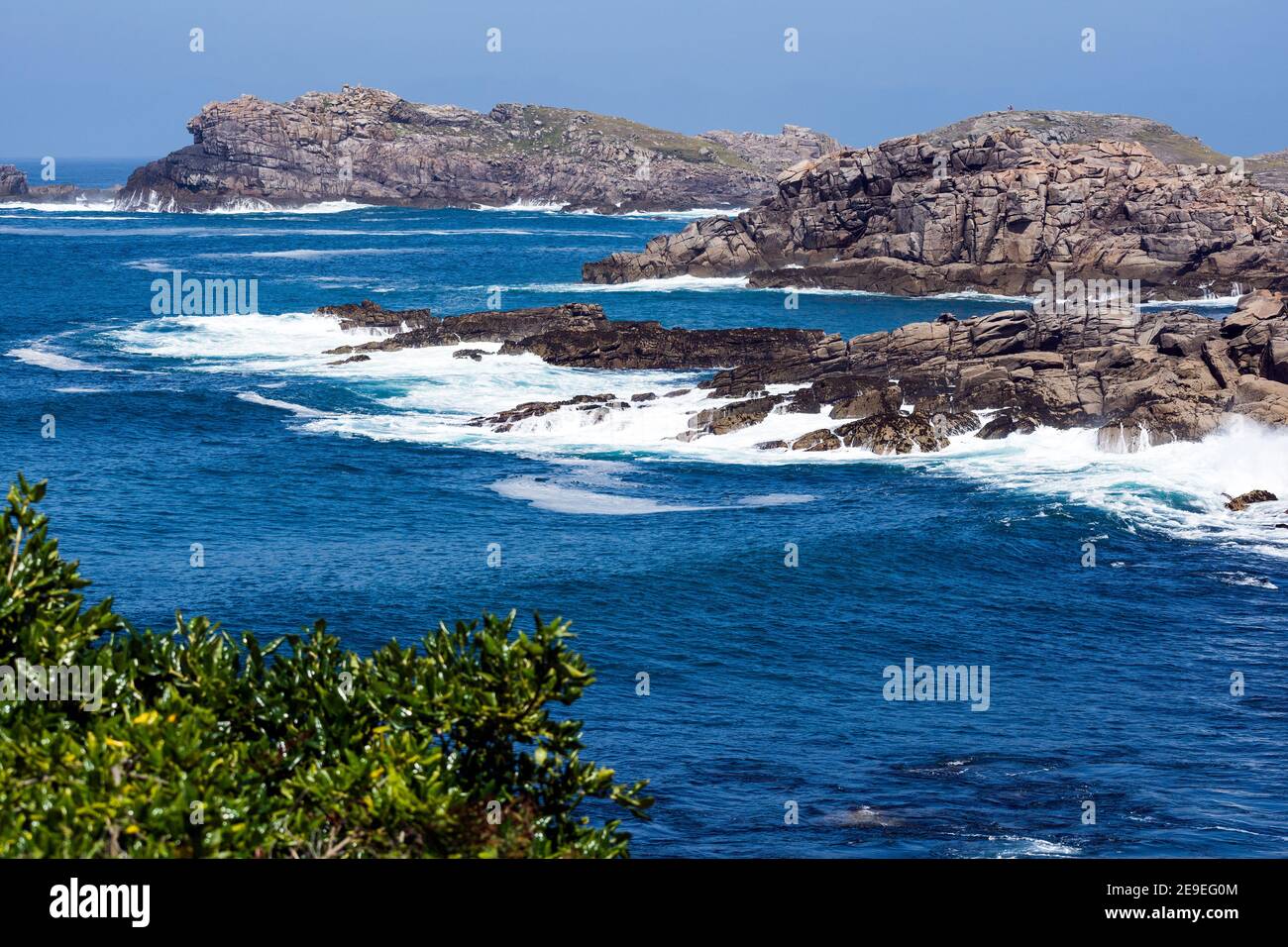 Auf der kornischen Insel Bryher kommen Wellen ins Rollen. Stockfoto