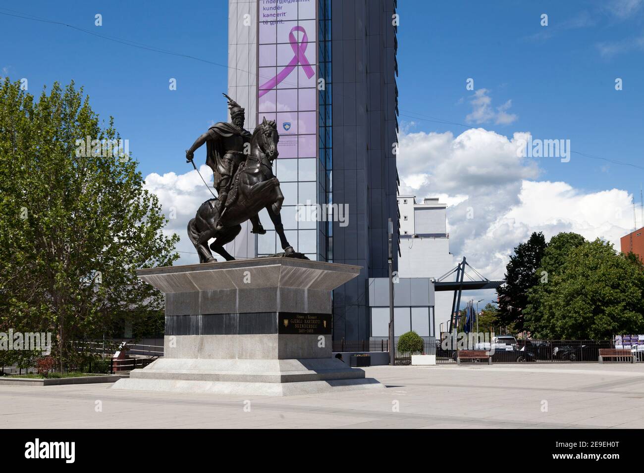 Pristina, Kosovo - Mai 22 2019: Bronzestatue von Skanderbeg auf dem Skanderbeg Platz gegenüber dem Regierungsgebäude. Skanderbeg war ein mittelalterlicher Albaner Stockfoto
