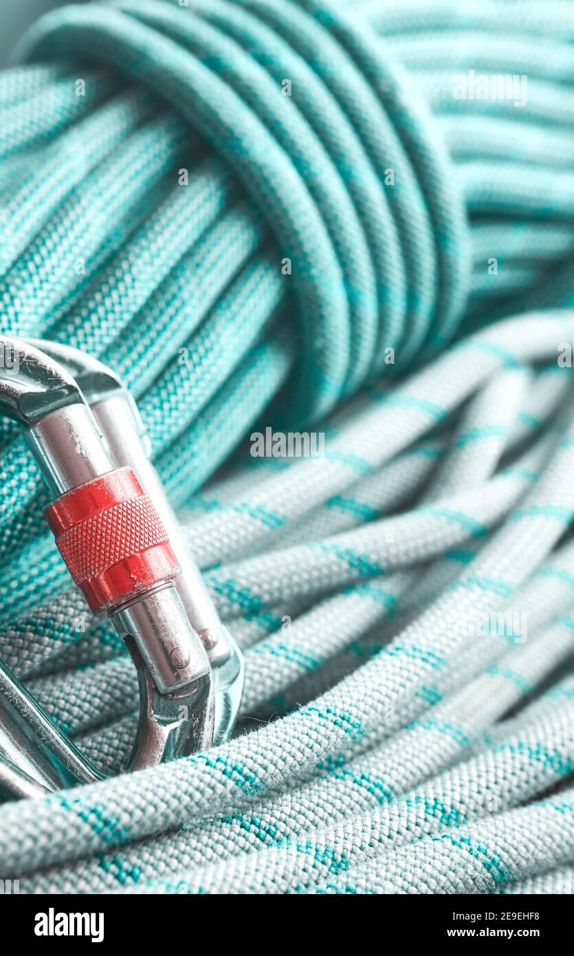 Nahaufnahme eines Kletterkarabiners und Seilen, selektiver Fokus. Stockfoto