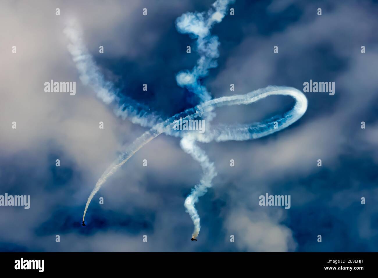 Zwei Flugzeuge, die akrobatische Manöver durchführen, Air Show, Dover Air Force Base, Dover, DE. Stockfoto