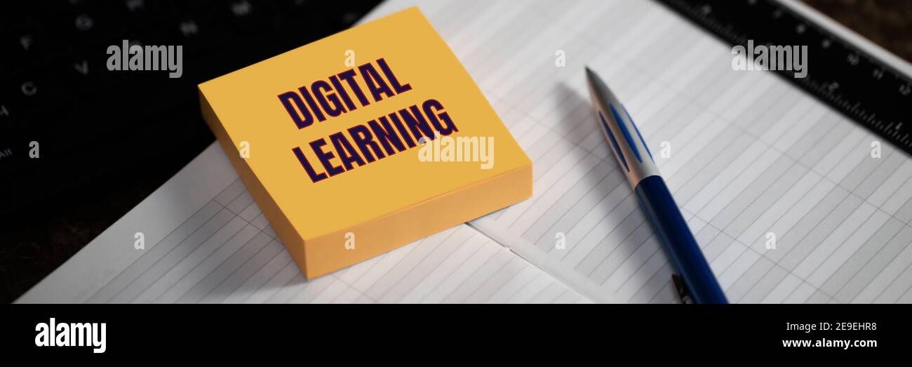 Digitales Lernen. Der Text ist auf einem gelben Aufkleber neben dem Stift und dem Tagebuch geschrieben. Bildung, Internet-Technologie, Webinar, Online-Kurse Konzept. Stockfoto