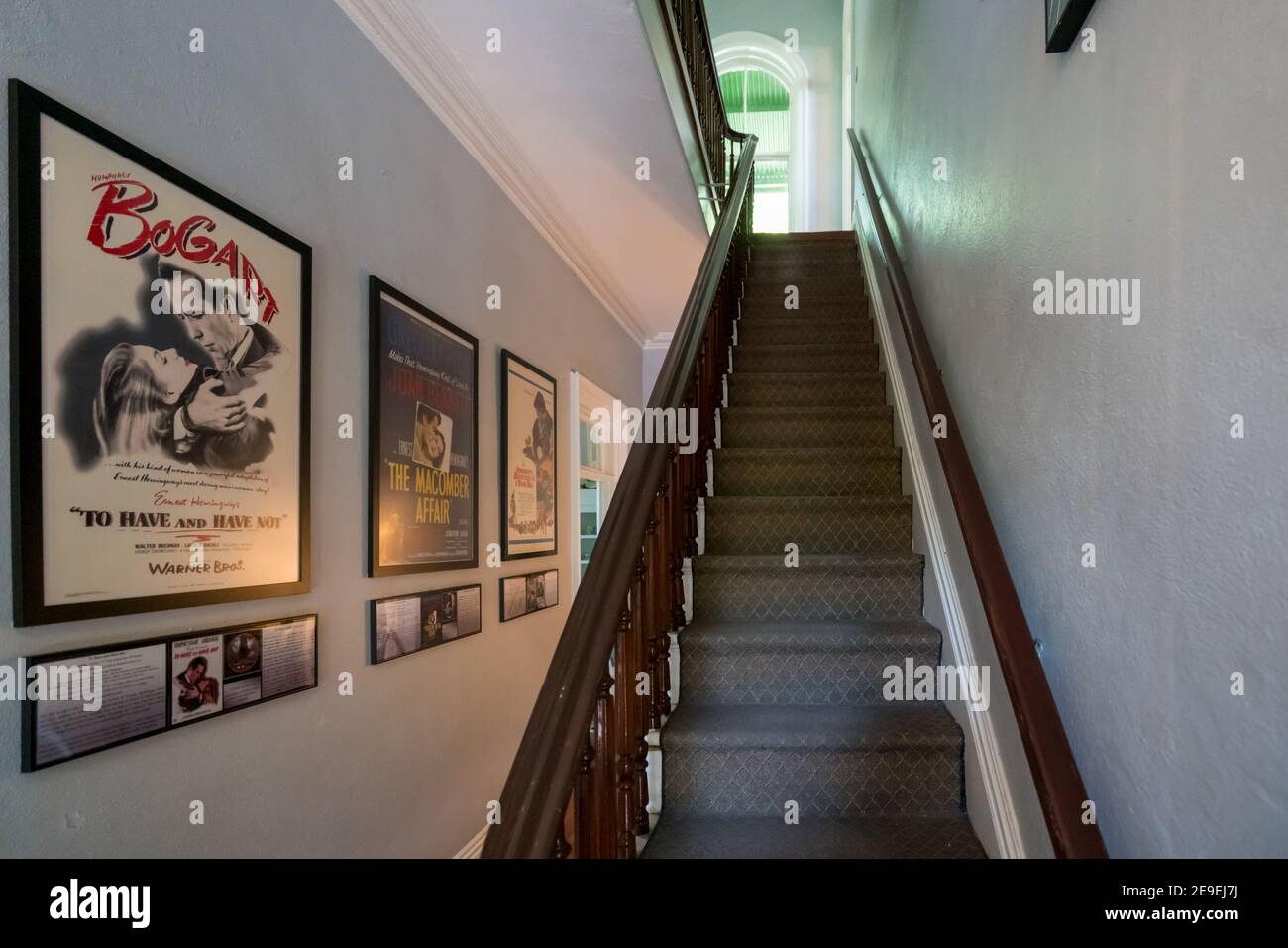 Key West, USA - 04,30.2017: Interieur des Ernest Hemingway-Hauses. Luxuriöse Villa im spanischen Kolonialstil. Die Treppe mit Holzgeländer und Film Stockfoto