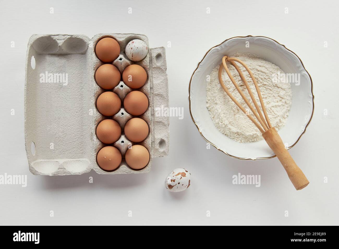 Food Fotografie, Mehl in Schüssel und Bio-Eier auf weißem Hintergrund. Stockfoto