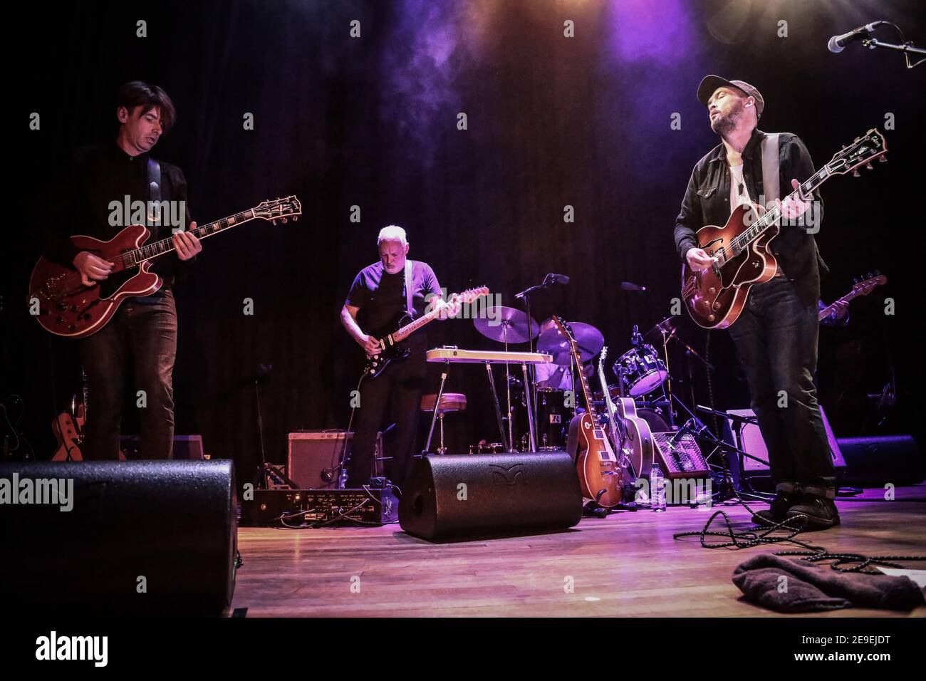 David Gilmour von Pink Floyd kam zu Ben Watt und Bernard Butler auf der Bühne in der Islington Assembly Hall in London Um Watts neues Album Hedra zu veröffentlichen Stockfoto