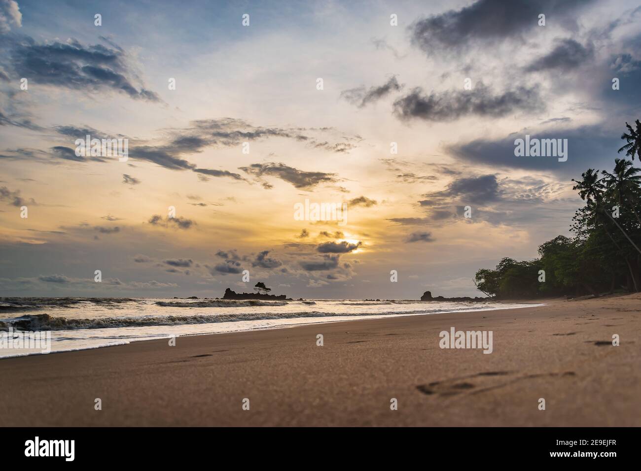 Sonnenuntergang Silhouette in Afrikas Goldküste Axim Ghana Westafrika Stockfoto