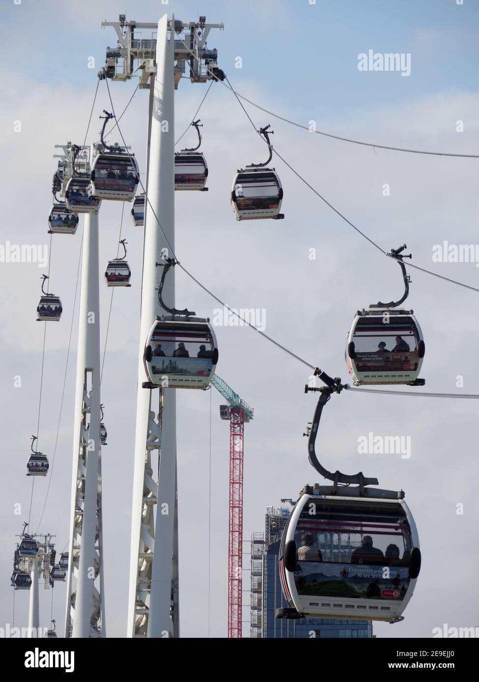 Telekompression Ansicht von Emirates Seilbahnen in der Nähe von Greenwich in london, England, Großbritannien Stockfoto
