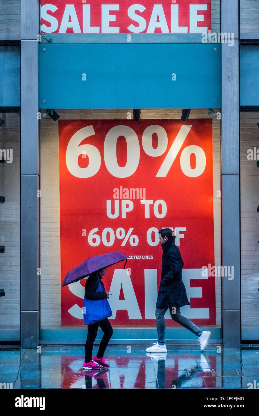 London, Großbritannien. Februar 2021, 4th. Die Marke Top Shop scheint an Asos verkauft worden zu sein, was bedeutet, dass die Geschäfte geschlossen wurden, einschließlich dieser Knightsbridge-Einheit, die immer noch Verkaufsplakate in den Fenstern hat, und Redundanz für alle Mitarbeiter. Seit Beginn der Pandemie haben viele Einzelhandelsunternehmen geschlossen. Schwierige Zeiten für die Hauptstraße während der nationalen Lockdown 3 als die Regierung Anweisung ist für alle zu Hause zu bleiben. Kredit: Guy Bell/Alamy Live Nachrichten Stockfoto