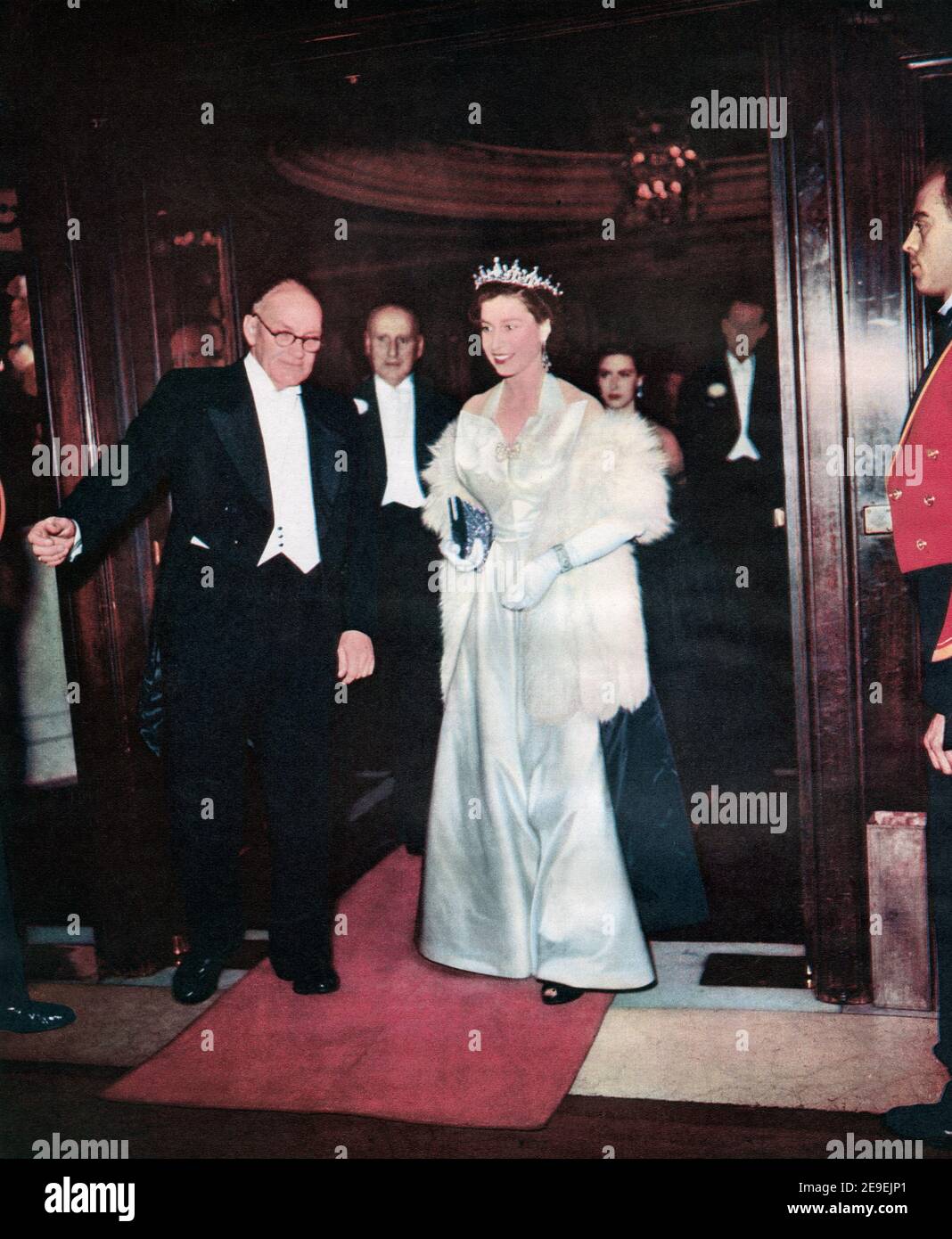 EDITORIAL NUR Elizabeth II. Gesehen hier auf der Royal Film Show im Empire, Leicester Square, London, England, 1952. Elizabeth II., Königin des Vereinigten Königreichs, 1926 - 2022. Aus dem Königin-Elisabeth-Krönungsbuch, veröffentlicht 1953. Stockfoto