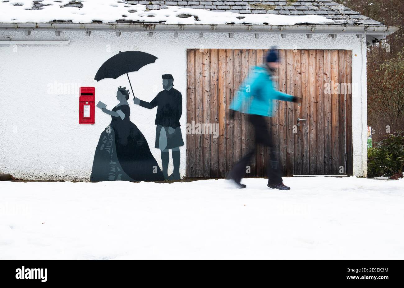 Schnee umgibt den Briefkasten von Queen's View, der die Silhouette von Queen Victoria und ihrem schottischen Diener John Brown an der Wand neben Pitlochry in Perthshire zeigt. Bilddatum: Donnerstag, 4. Februar 2021. Stockfoto