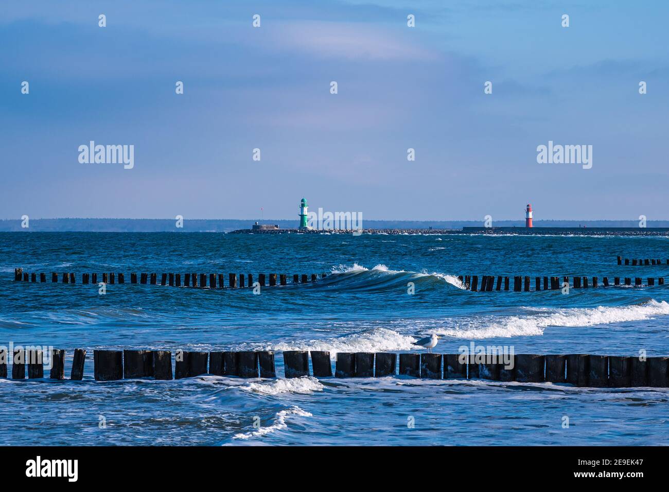 Blick auf die Mole in Warnemünde, Deutschland. Stockfoto