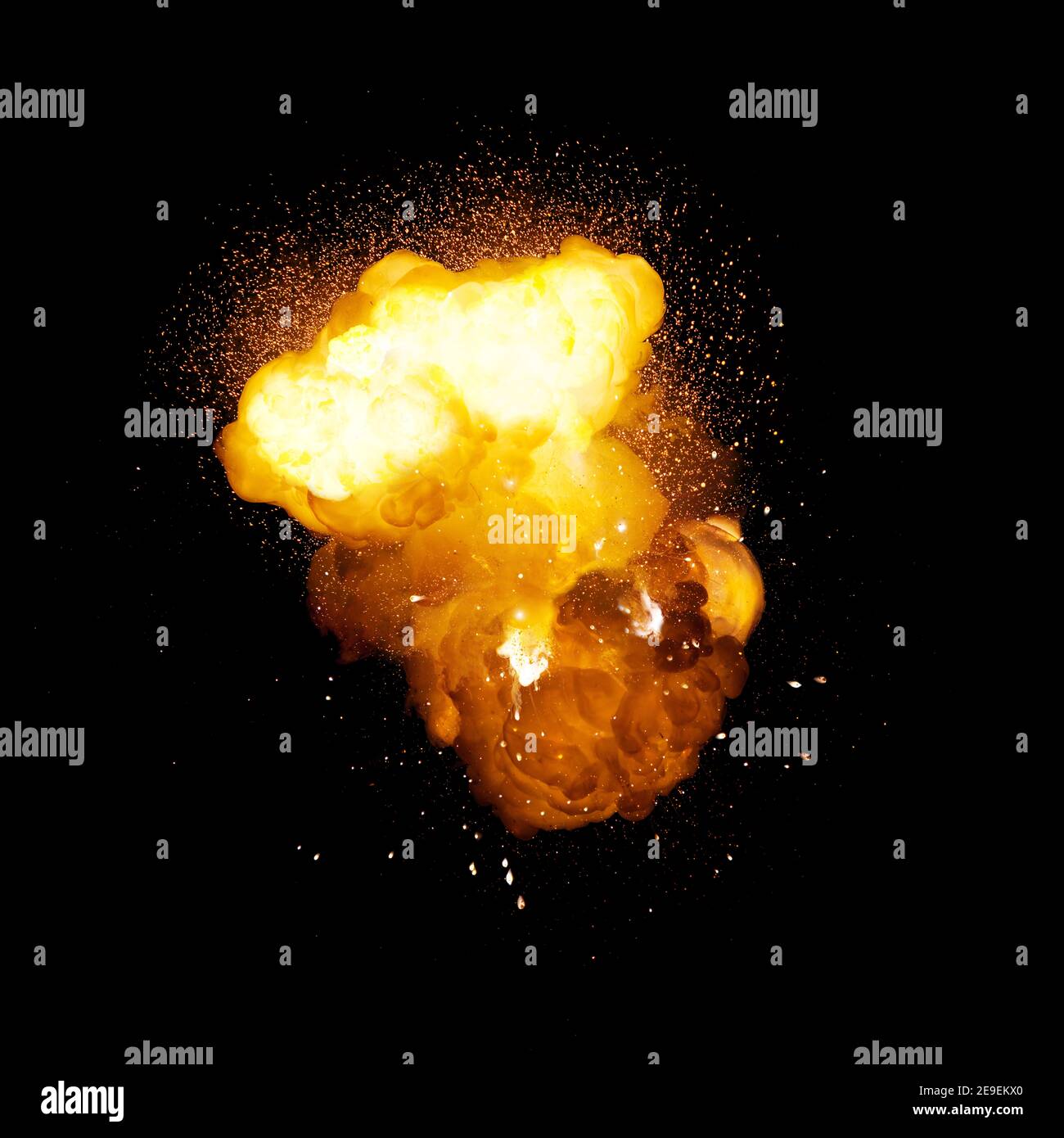 Fiery Bombe, orange Farbe mit Funken und Rauch auf schwarzem Hintergrund Stockfoto Fiery Bombe, orange Farbe mit Funken und Rauch auf schwarzem Hintergrund Stockfoto