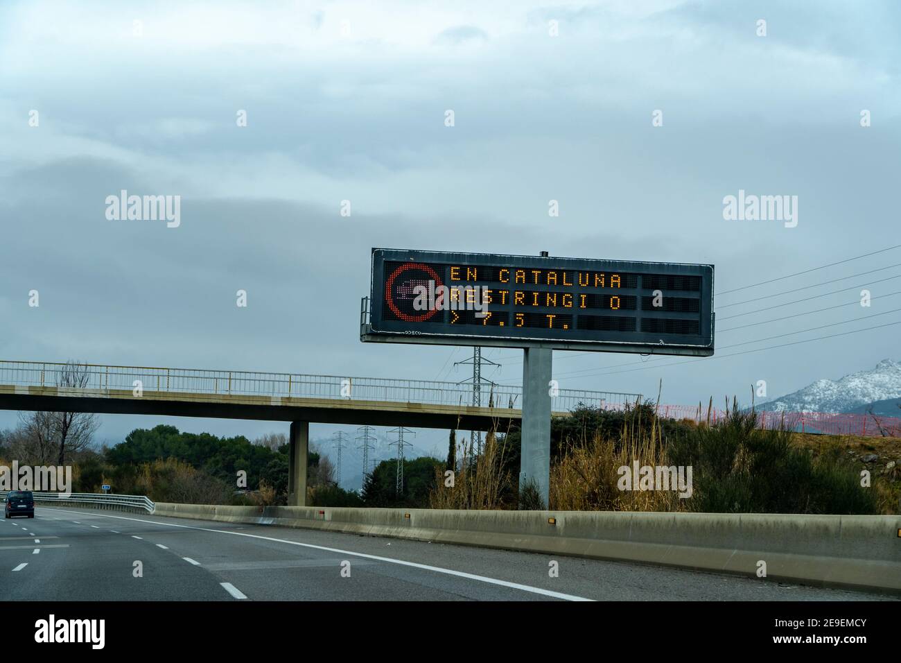 Verkehrsbeschränkungen auf der Autobahn AP7/E15 zwischen Spanien und Frankreich, Januar 2021. Als diese Fotos gemacht wurden, ein riesiger Bau von Tausenden von h Stockfoto