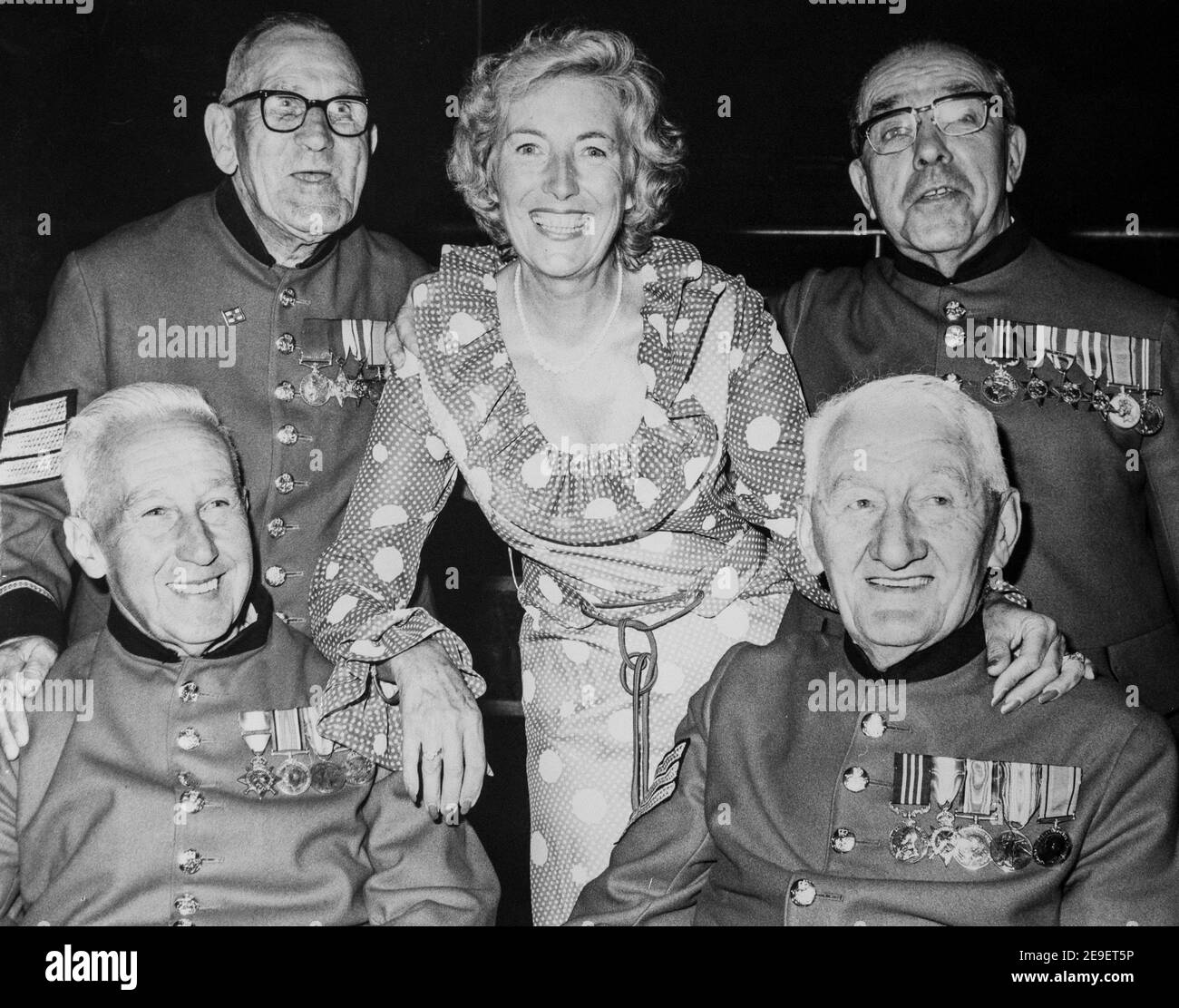 Vera Lynn mit einigen Veteranen der Chelsea Rentner in Worthing On Ihre jährliche Taxifahrt in die Stadt Sussex um 1977 Stockfoto