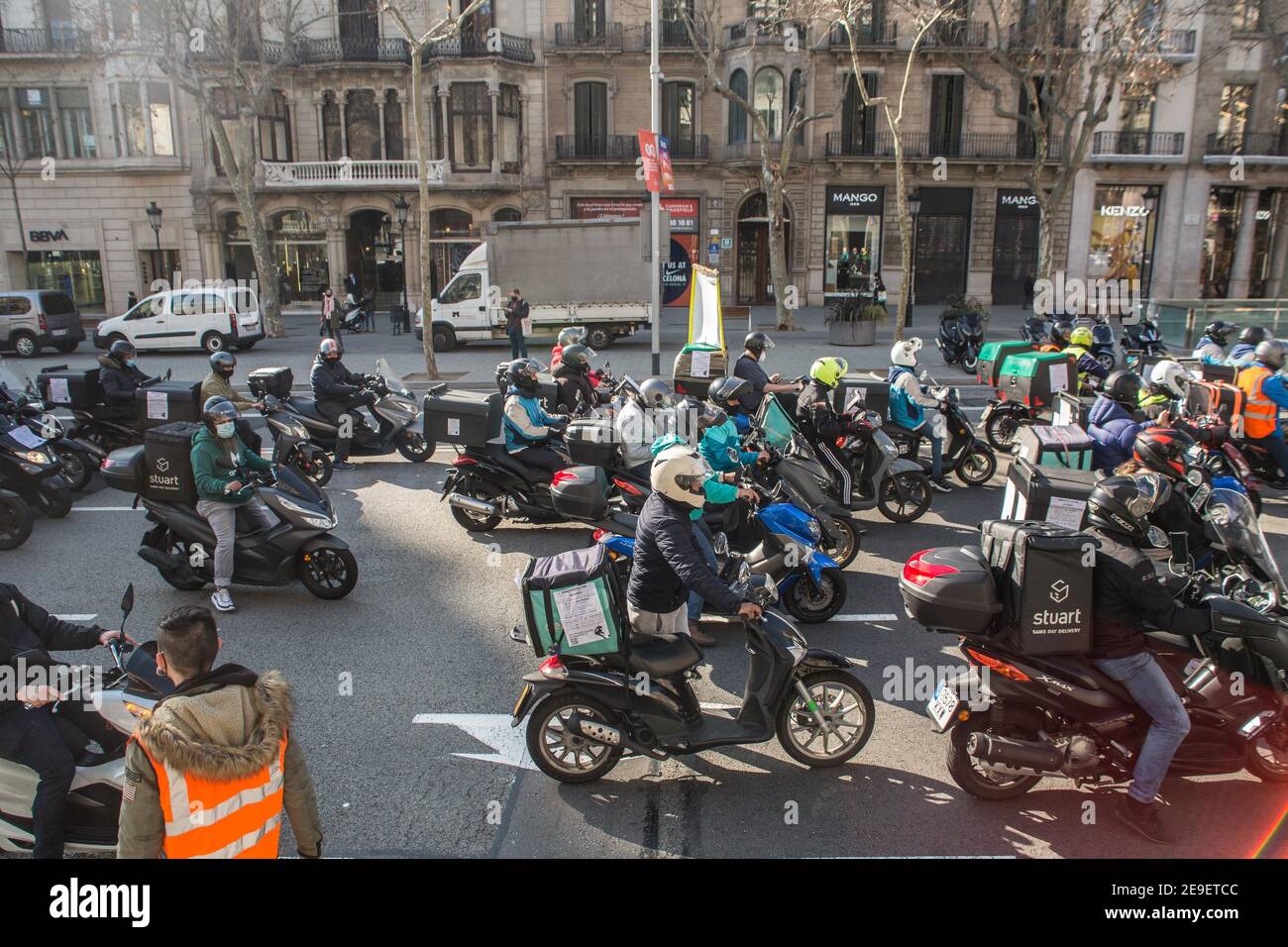 Barcelona, Katalonien, Spanien. Februar 2021, 4th. Hunderte von Lieferern von verschiedenen Plattformen wie Deliveroo, Uber Eats, Glovo, Stuart und auch von Amazon oder Seur haben Barcelona getourt und hupten ihre Autos, Motorräder und Fahrräder an diesem Donnerstag, den 4. Februar, sowie verschiedene Städte in ganz Spanien, In einer Demonstration gegen die Verabschiedung des neuen Rider-Gesetzes, das darauf abzielt, die Situation dieser Arbeiter zu regulieren und die Figur der falschen Selbstständigen verschwinden zu lassen. Stockfoto