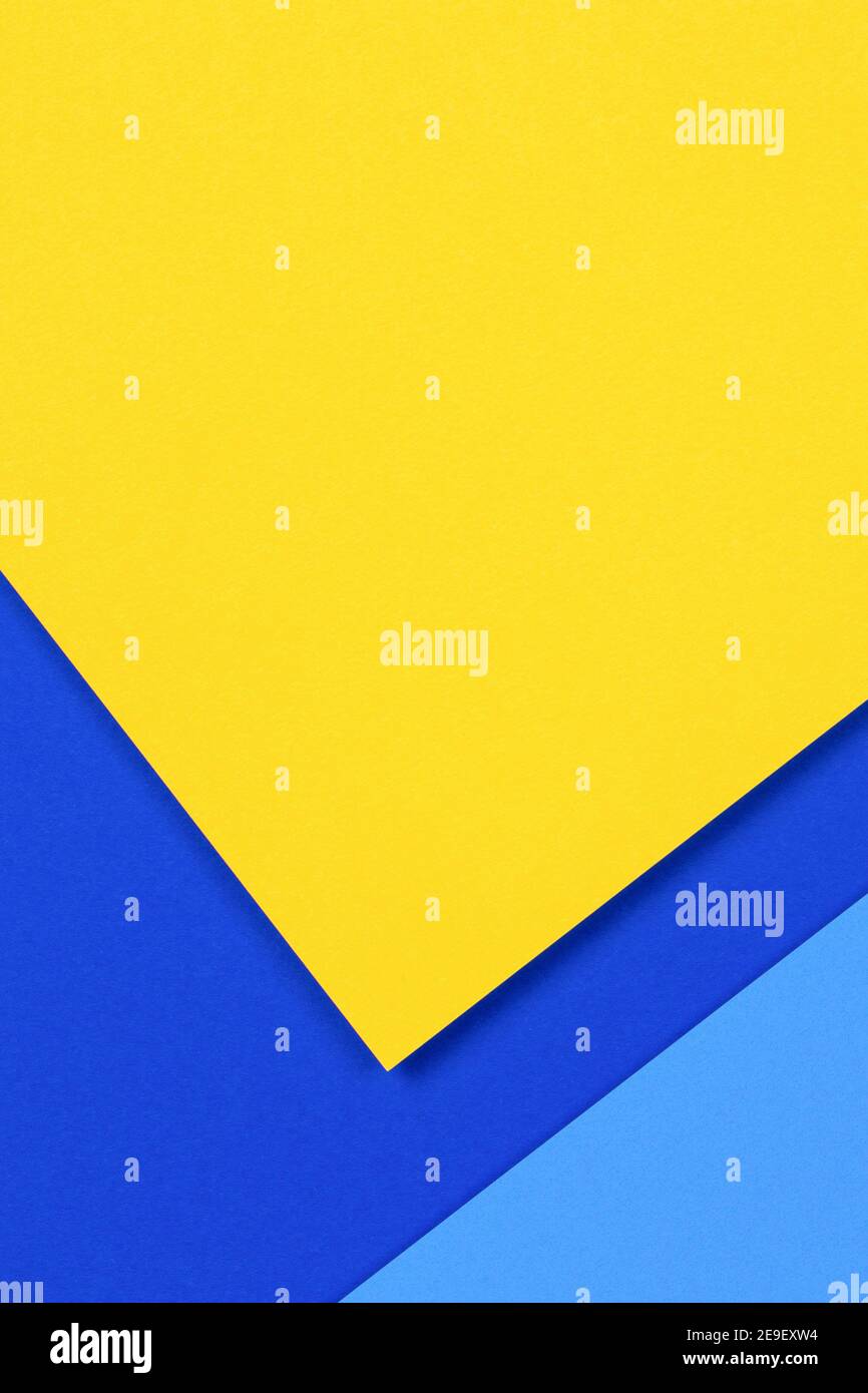 Kreative Abstrakt Blau und Gelb Farbe geometrische Papier Komposition Hintergrund, Ansicht von oben Stockfoto
