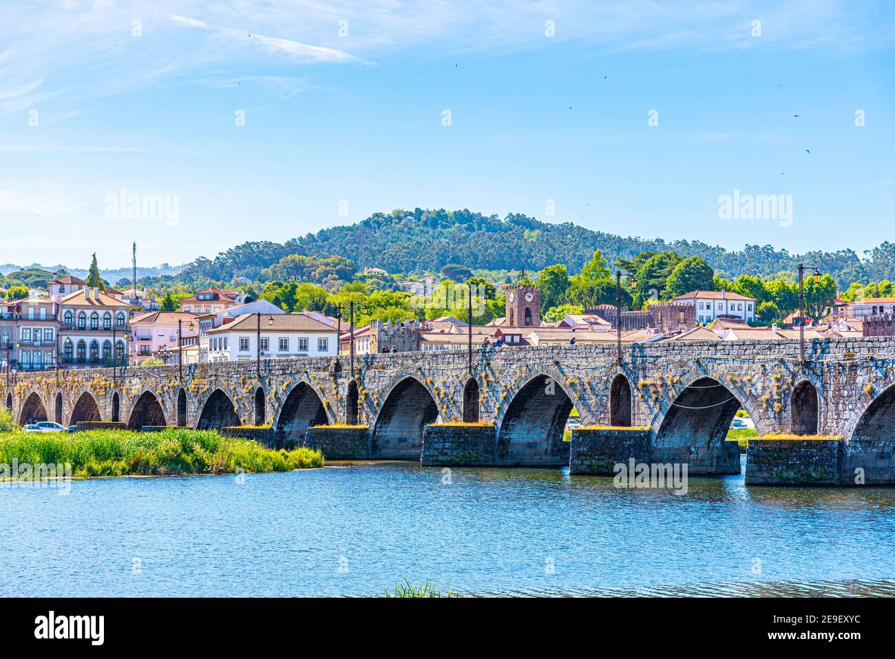 Am Flussufer des Dorfes Ponte de Lima in Portugal Stockfoto