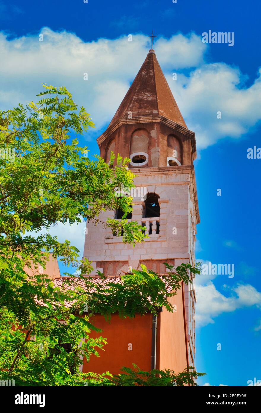 Glockenturm der Kathedrale von Zadar St. Anastasia, Altstadt, Zadar, dalmatinische Küste. Adria, Croaarchitetia Stockfoto