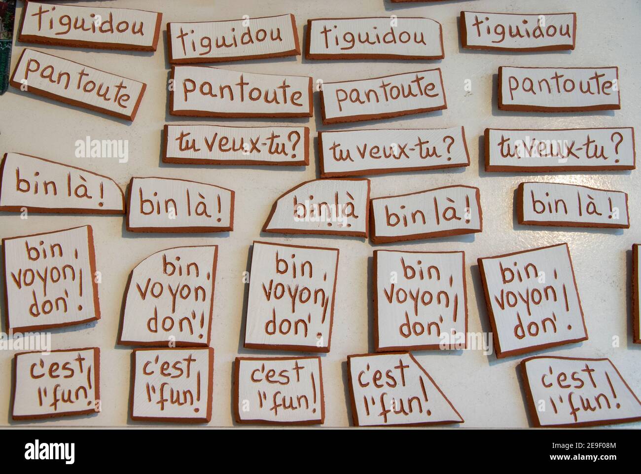 9. November 2020 - Montreal, QC, Kanada: Quebecois Französisch-kanadische Ausdrücke auf Handwerk Terrakotta-Kühlschrankmagnete in einem Souvenirshop, Kunstdesign Stockfoto