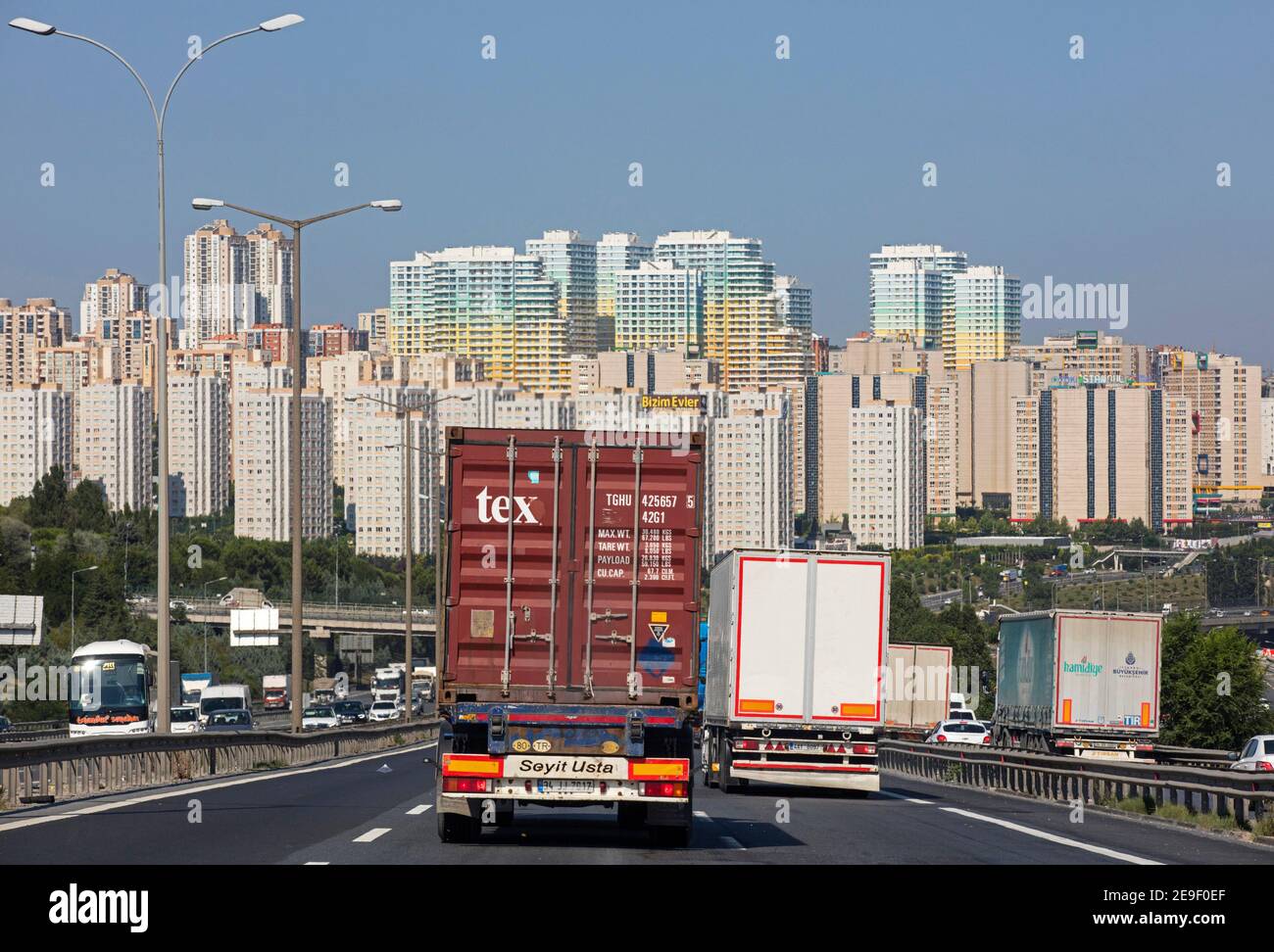 LKW fahren auf 10-spurigen Autobahn / Autobahn in die Stadt Istanbul, Marmara Region, Türkei Stockfoto