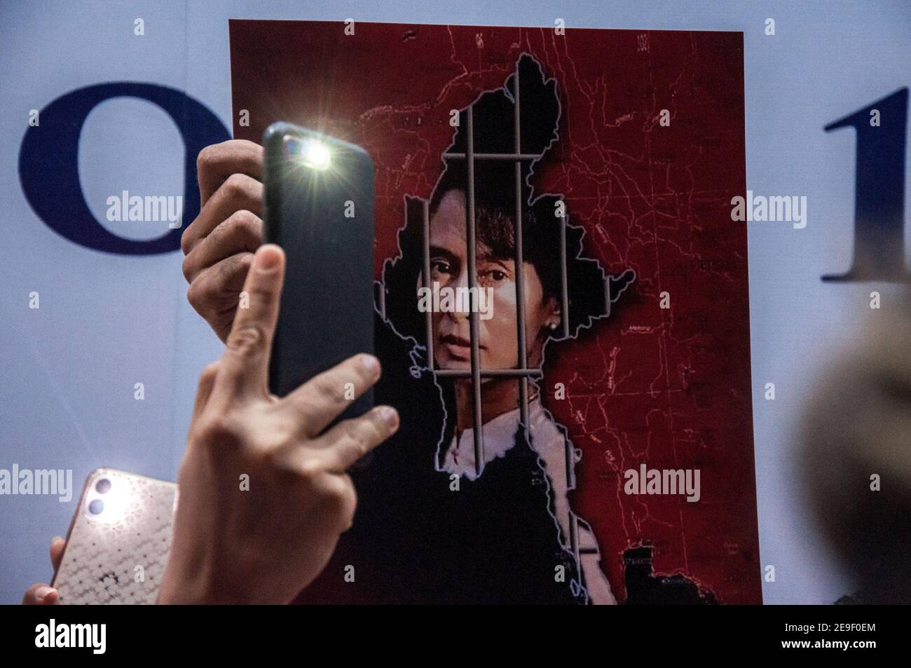 Demonstranten nutzen Telefone, um während der Demonstration Licht zu strahlen.Myanmar Bürger in Thailand protestieren vor der Botschaft von Myanmar gegen den Militärputsch in Myanmar. Stockfoto