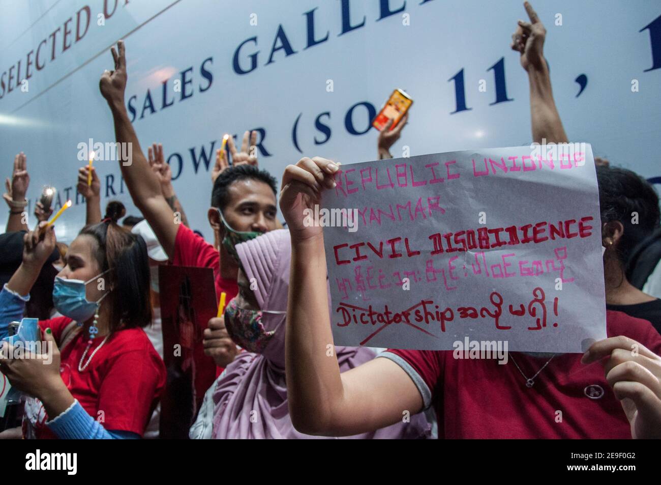 Ein Protestler hält während der Demonstration ein Plakat.Myanmar Bürger, die in Thailand leben, protestieren vor der Botschaft von Myanmar gegen den Militärputsch. Stockfoto