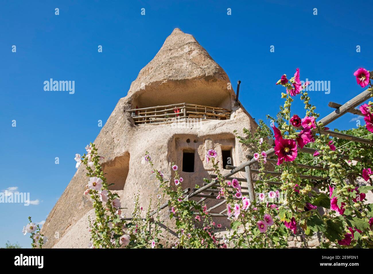Home / Wohnen in weichem Gestein vulkanischer Ablagerungen in der Nähe von Göreme in Kappadokien, Provinz Nevşehir in Zentralanatolien, Türkei Stockfoto